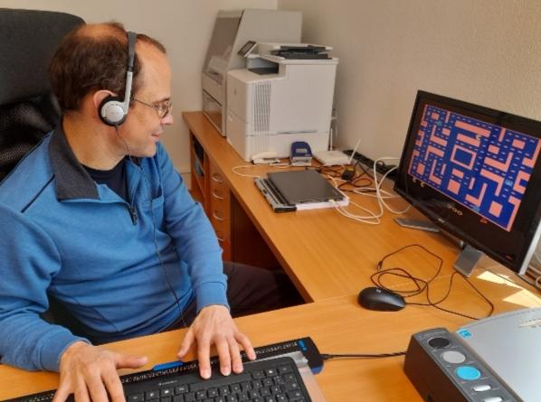 Herr Knebel spielt Pacman am PC