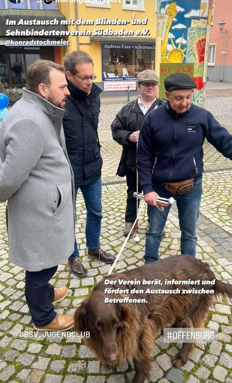Herr Rendler und Herr Näger erklären den Politikern die Situation in Offenburg. Im Vordergrund ist ein Hund zu sehen.